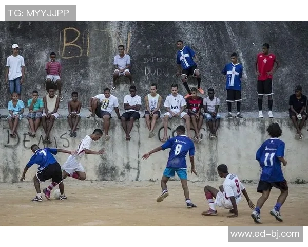 从街头小球员到世界足球明星的奋斗历程与感人故事