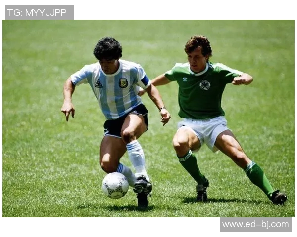 不同年代的足球明星风云录从经典到现代的传奇球员回顾